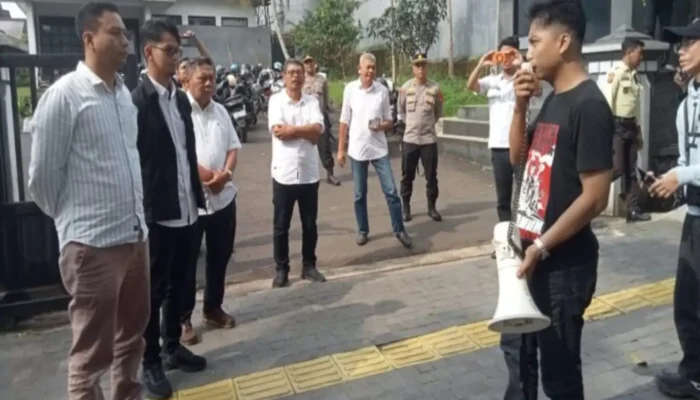 Dugaan Kekurangan Volume Proyek Jalan Jampang Tengah-Kiara Dua Sukabumi, Aliansi Mahasiswa Geruduk Kantor UPTD II Bina Marga Jabar