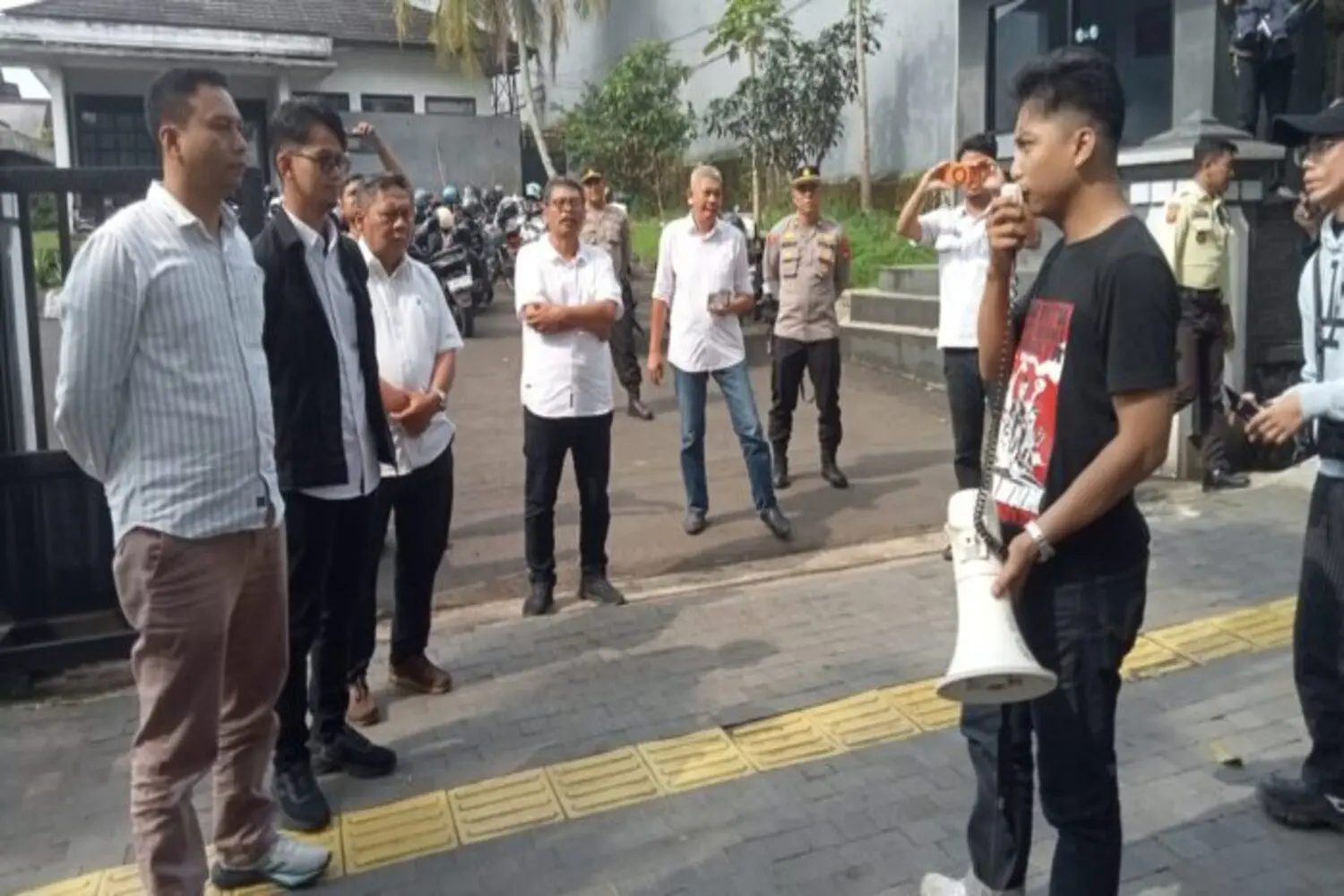 Dugaan Kekurangan Volume Proyek Jalan Jampang Tengah-Kiara Dua Sukabumi, Aliansi Mahasiswa Geruduk Kantor UPTD II Bina Marga Jabar