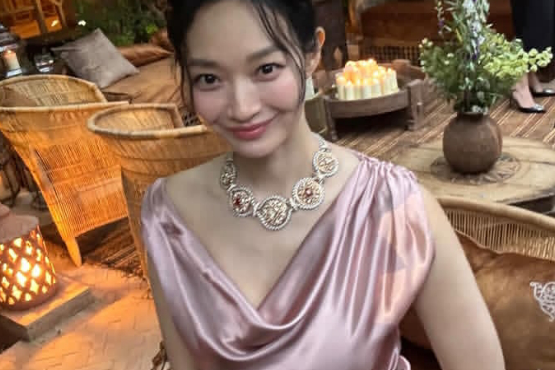 Elegan di Maroko: Shin Min Ah Tampil Memukau dengan Gaun Mermaid