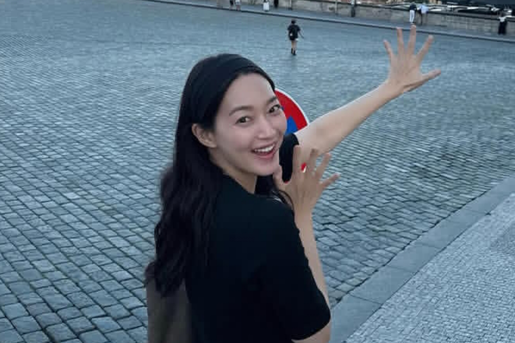 Gaya Bandara Shin Min Ah: Definisi Elegan yang Tak Lekang Waktu