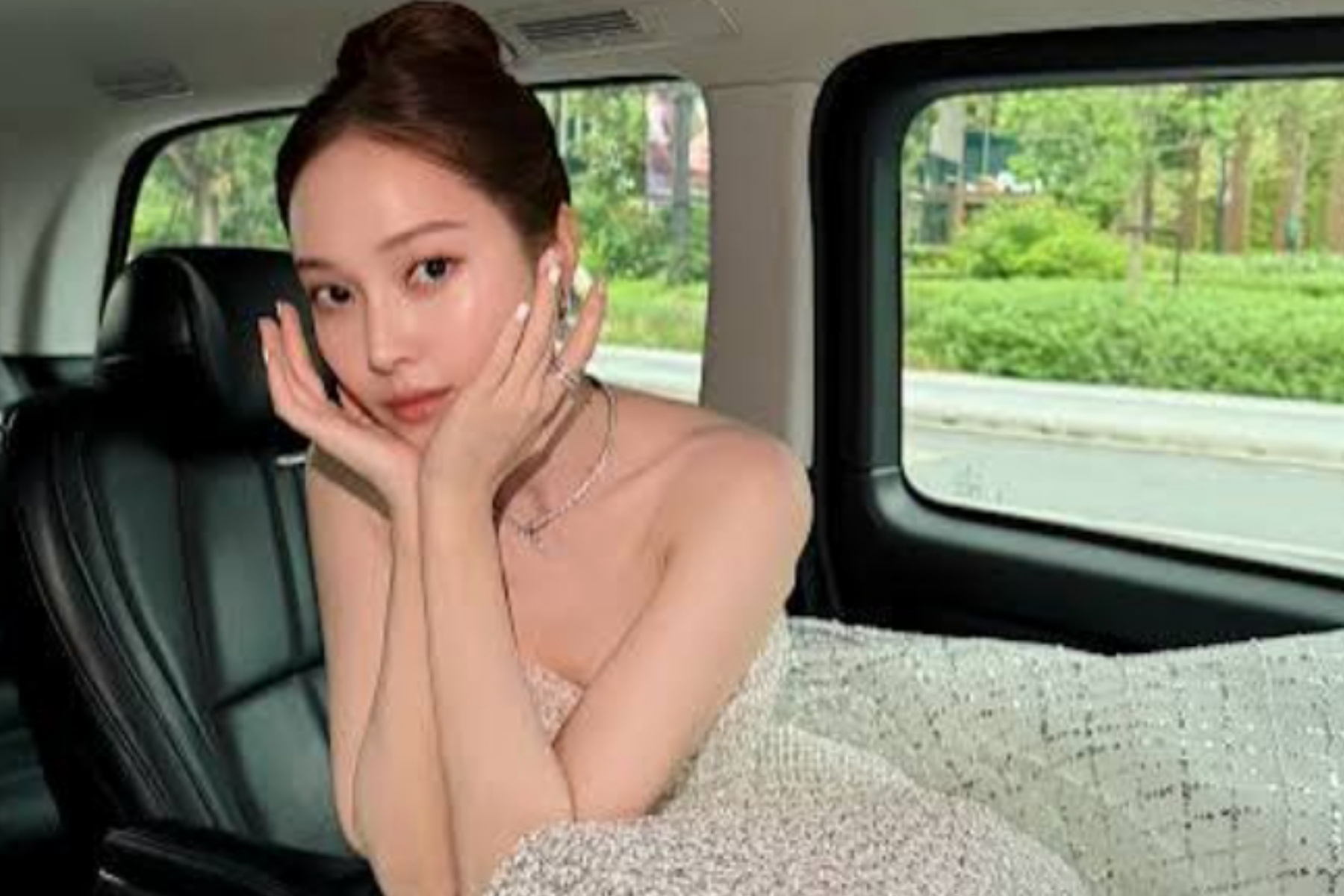 Gaya Elegan Jessica Jung: Pesona 'Ice Princess' di Pantai Vietnam