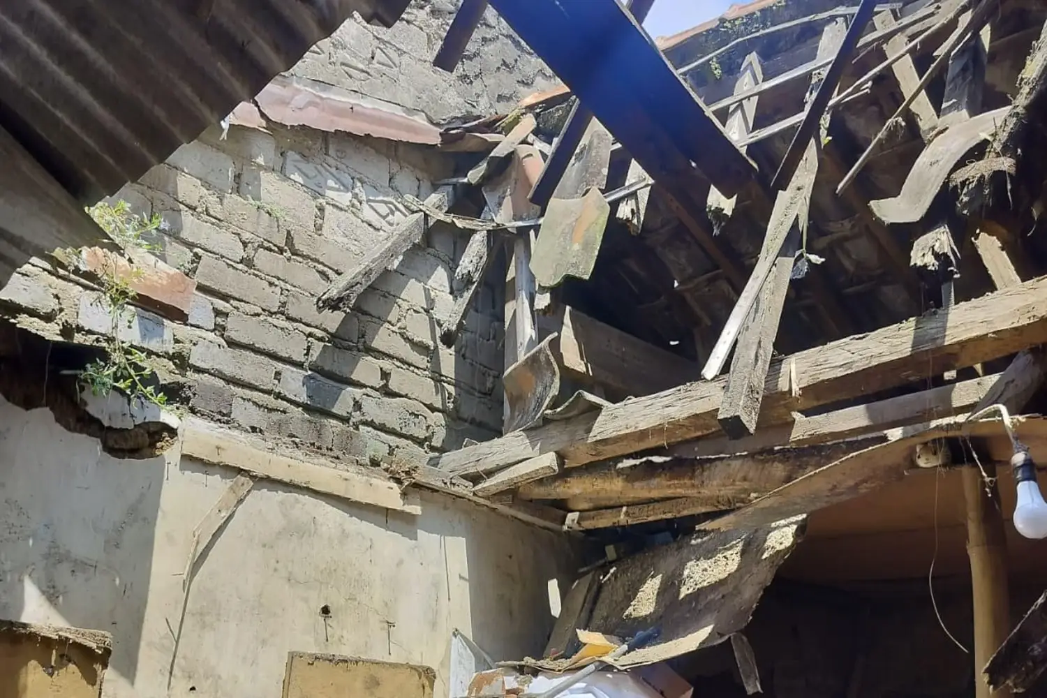 Hujan Angin Terjang Bandung Barat, 1 Rumah Ambruk