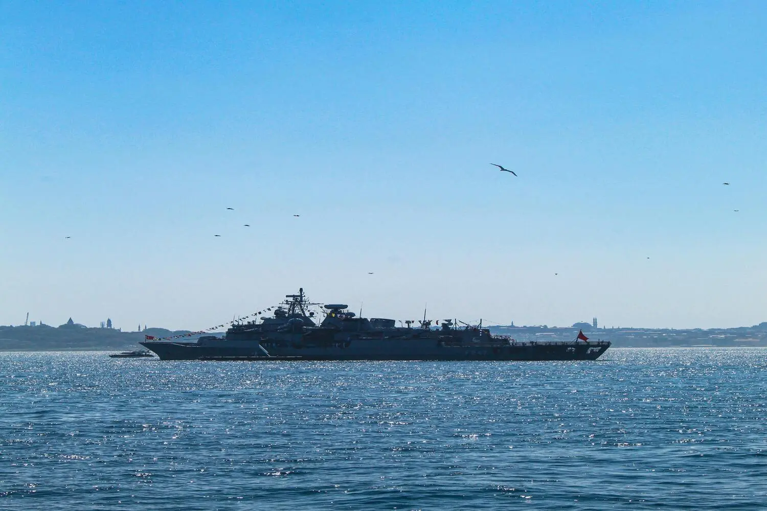 Iran Klaim Serang Kapal Induk Abraham lincoln, AS Membantah 1 Iran Klaim Serang Kapal Induk Abraham lincoln, AS Membantah