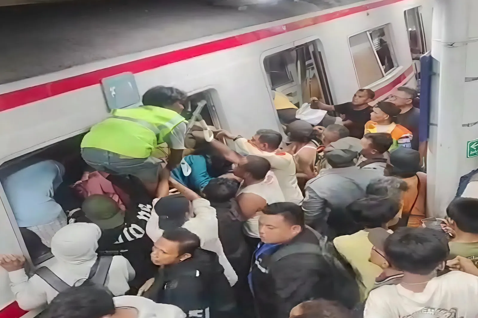 Kecelakaan Kereta Api di Bekasi! 7 Tewas, Puluhan Luka