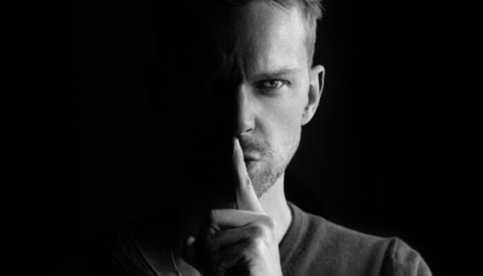 Kekuatan Diam: Mengapa Sedikit Bicara Bisa Berdampak Besar