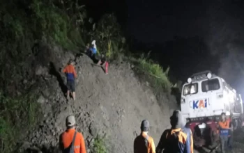 Kereta Api Ciremai Tertahan Longsor di Bandung Barat, Perjalanan Lumpuh!