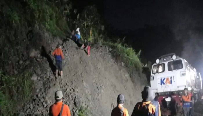 Kereta Api Ciremai Tertahan Longsor di Bandung Barat, Perjalanan Lumpuh!