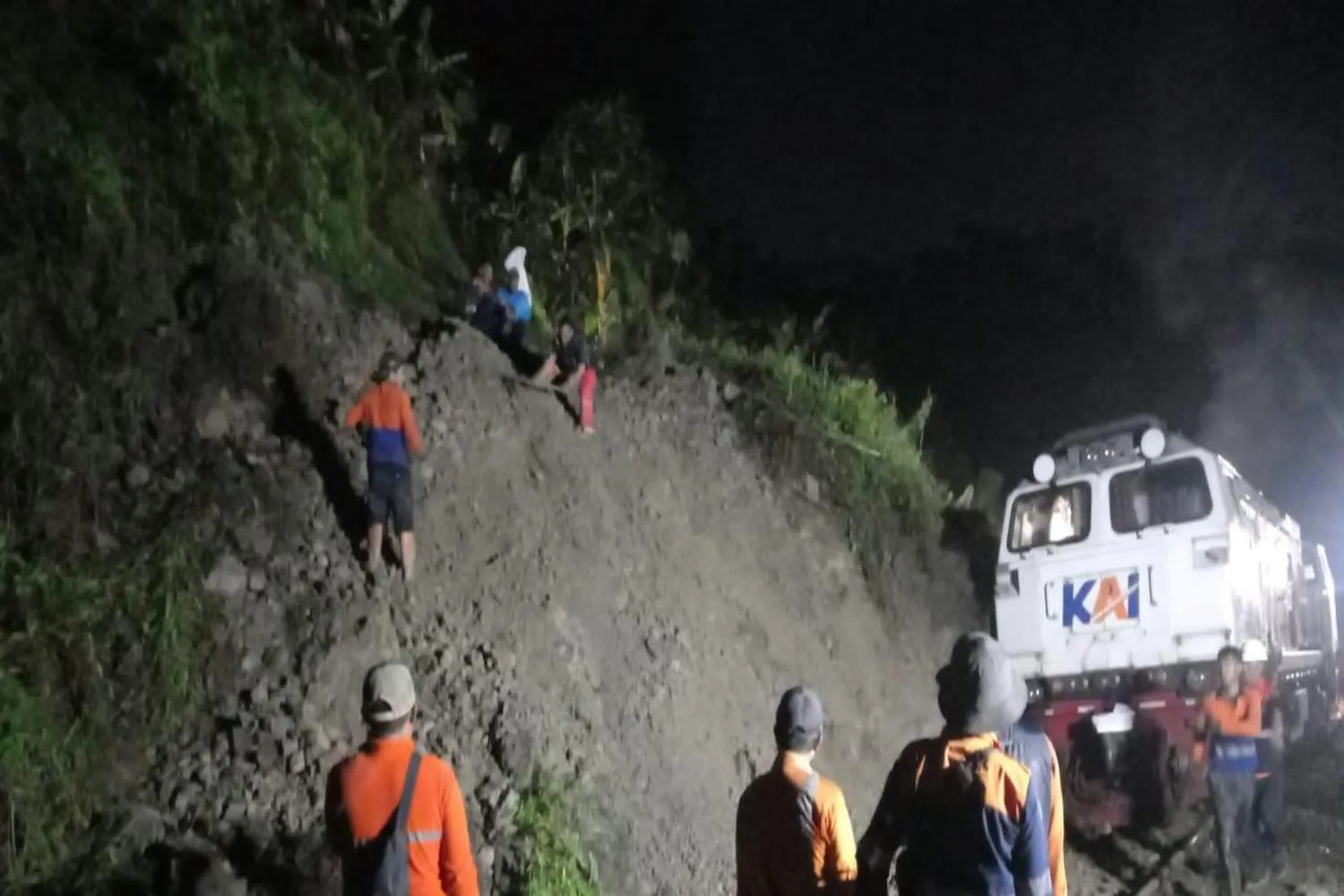 Kereta Api Ciremai Tertahan Longsor di Bandung Barat, Perjalanan Lumpuh!