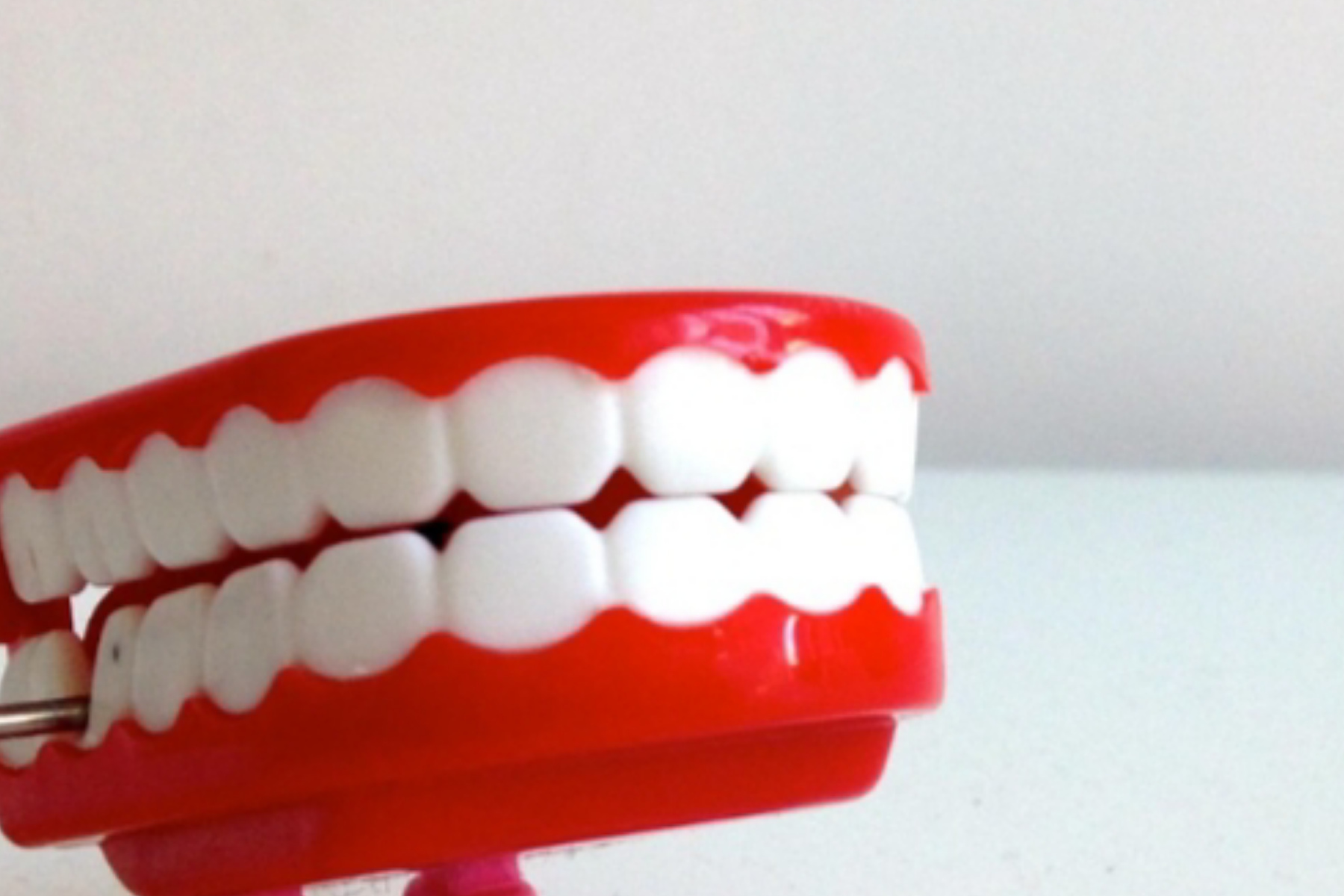 Mamelon Gigi: Fenomena Normal pada Gigi Seri Anak yang Baru Tumbuh