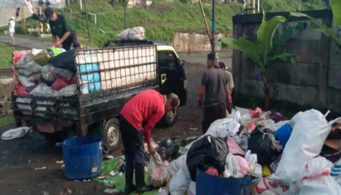 Menjemput Berkah di Antara Aroma Jelaga: Pahlawan Kebersihan Sukabumi Tak Gentar dalam Senyap