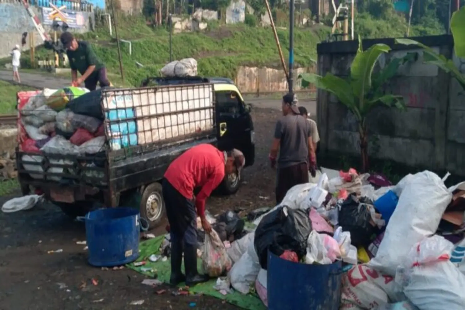 Menjemput Berkah di Antara Aroma Jelaga: Pahlawan Kebersihan Sukabumi Tak Gentar dalam Senyap