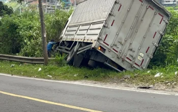 Nyaris Tabrakan Beruntun, Truk Masuk Parit di Bandung Barat 3 Nyaris Tabrakan Beruntun, Truk Masuk Parit di Bandung Barat