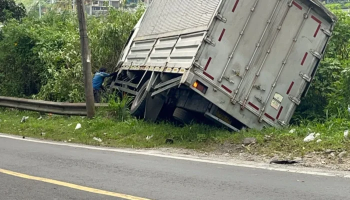 Nyaris Tabrakan Beruntun, Truk Masuk Parit di Bandung Barat