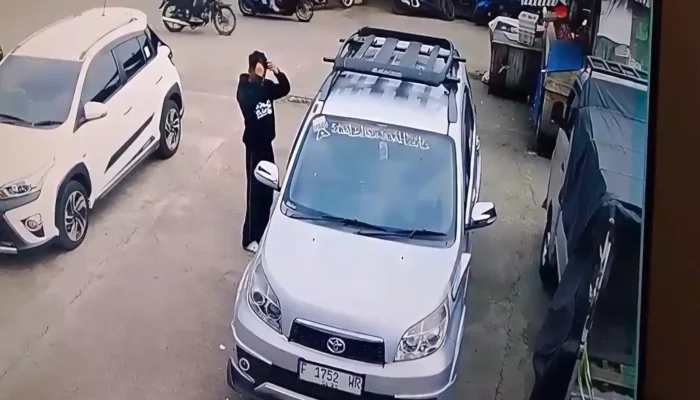 Parkiran Sepi, Mobil Dibobol! Aksi Pelaku di Cianjur Terekam CCTV