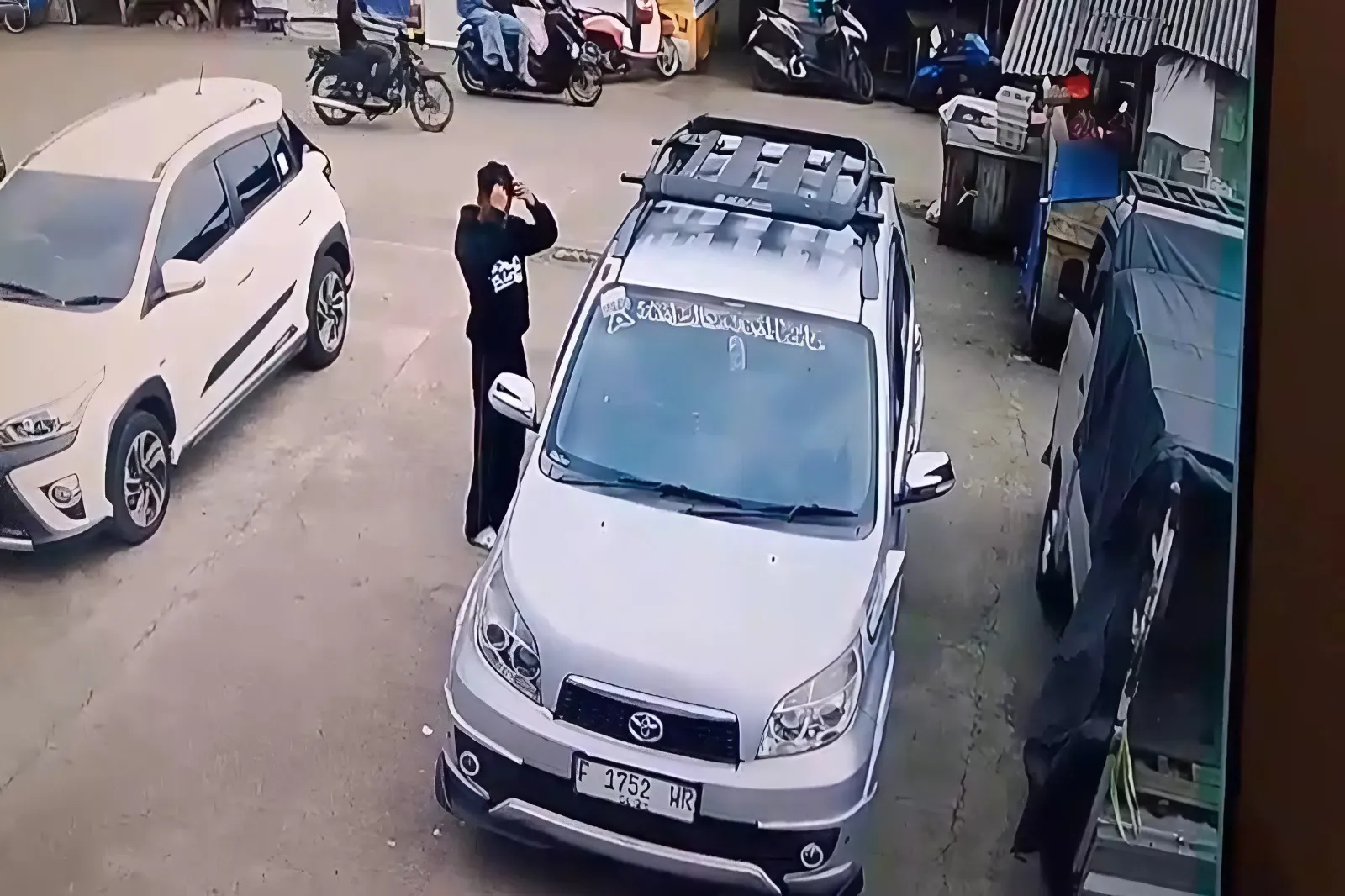Parkiran Sepi, Mobil Dibobol! Aksi Pelaku di Cianjur Terekam CCTV