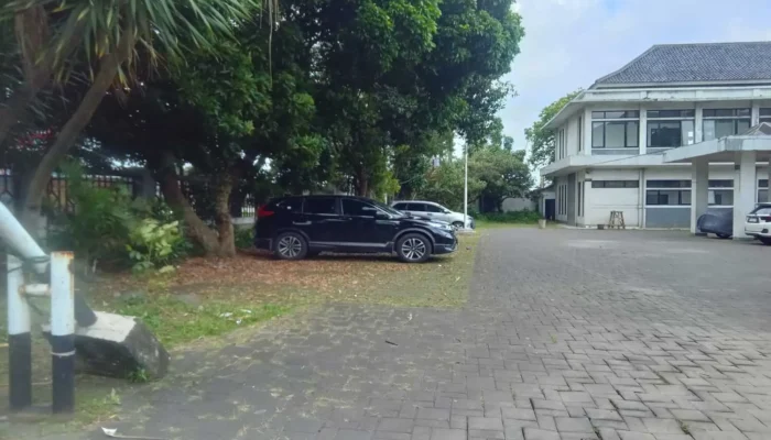 Penuh Sampah dan Misteri Mobil Mewah, Ini Nasib Gedung Lama DPRD KBB