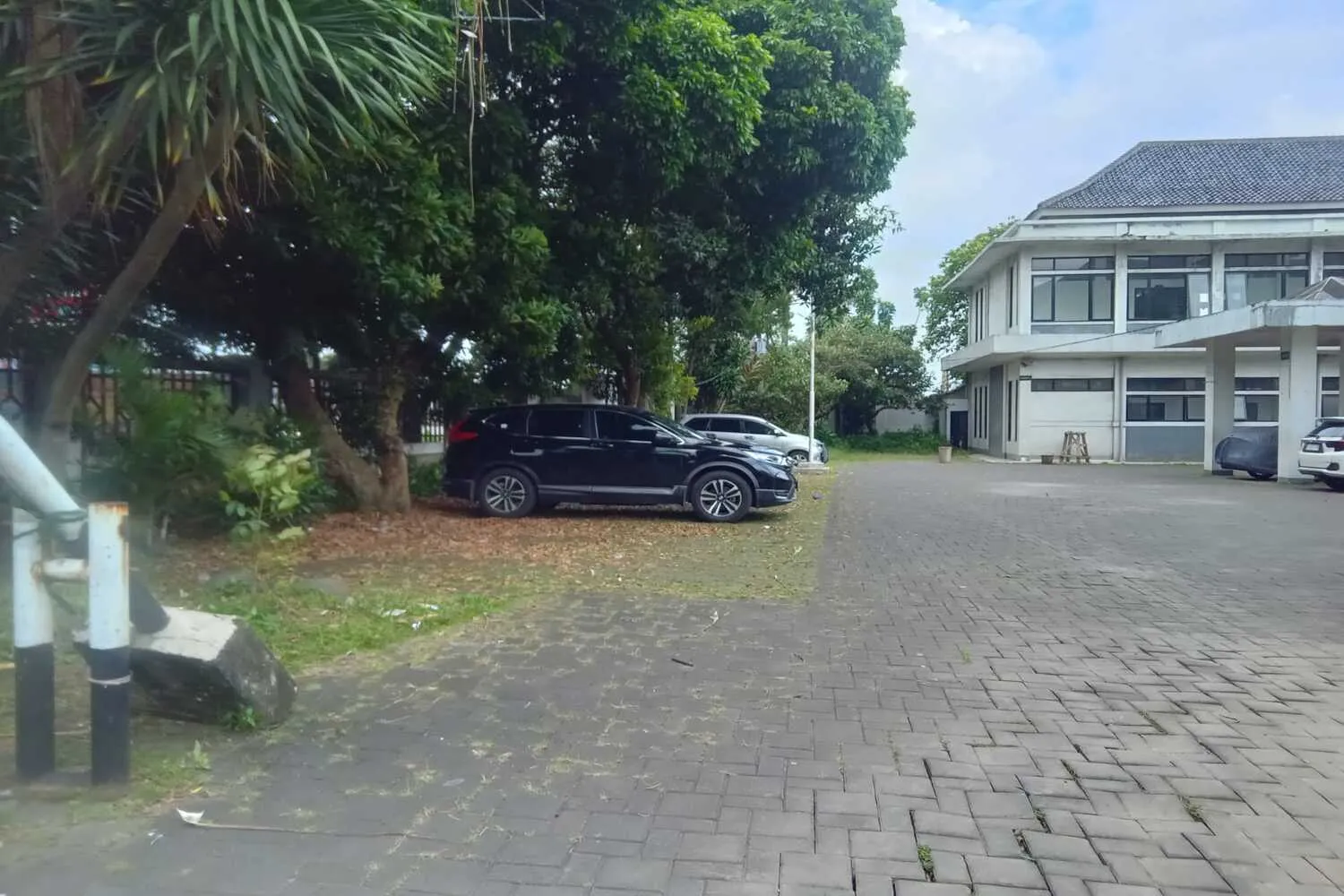 Penuh Sampah dan Misteri Mobil Mewah, Ini Nasib Gedung Lama DPRD KBB 1 Penuh Sampah dan Misteri Mobil Mewah, Ini Nasib Gedung Lama DPRD KBB