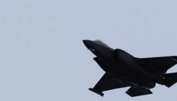 Pesawat Tempur AS Jatuh di Iran: Operasi Penyelamatan Darurat!