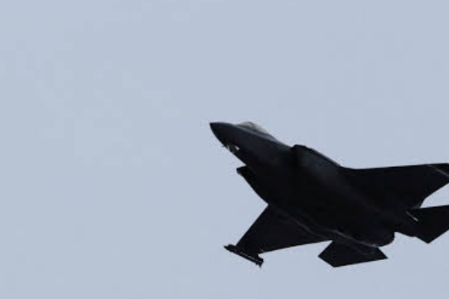 Pesawat Tempur AS Jatuh di Iran: Operasi Penyelamatan Darurat!