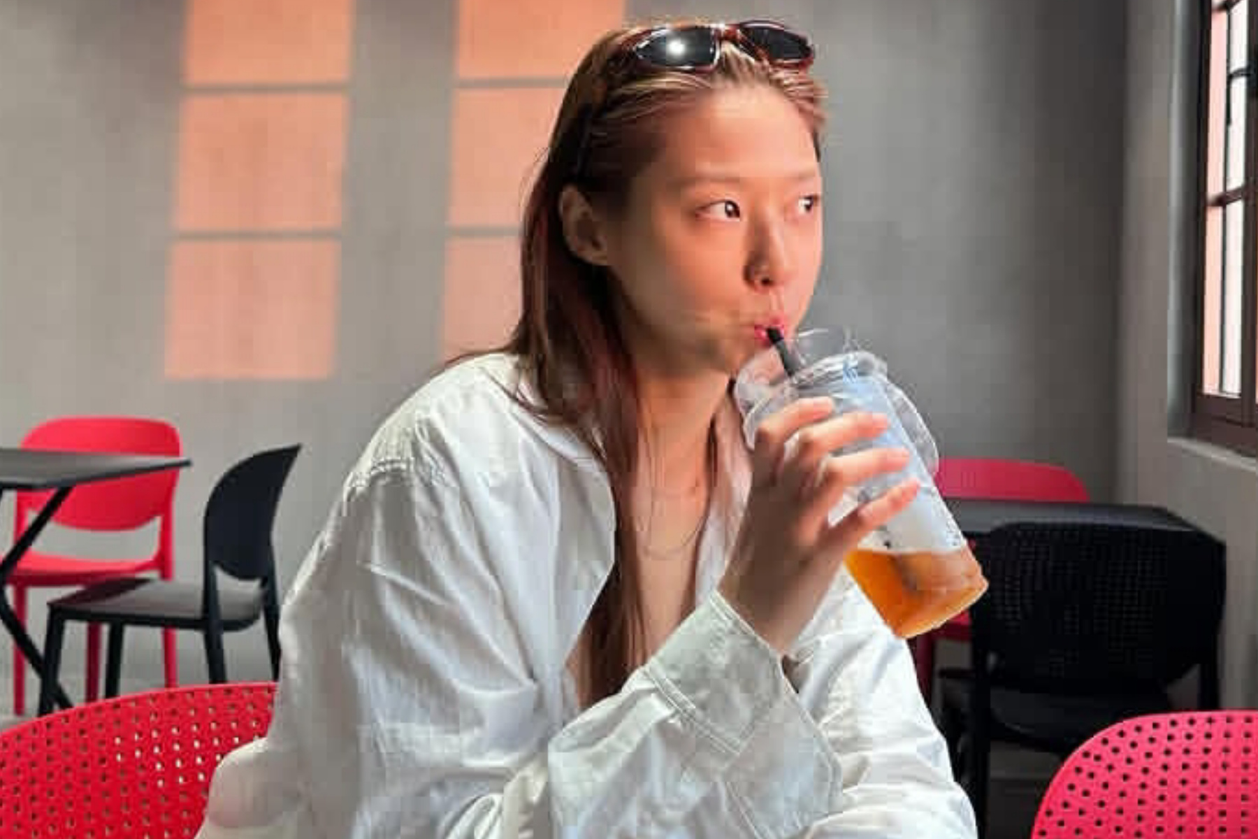 Pesona Freckles Seolhyun Saat Liburan Santai di Phu Quoc