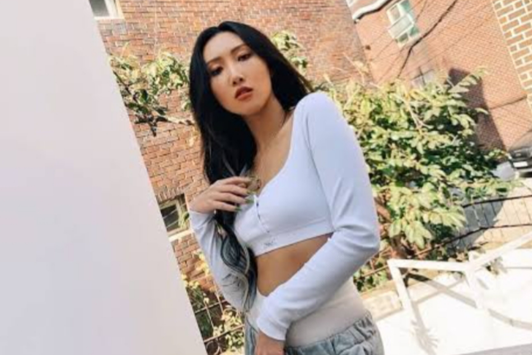 Pesona Hwa Sa: Tampil Percaya Diri dengan Curve Body yang Menawan