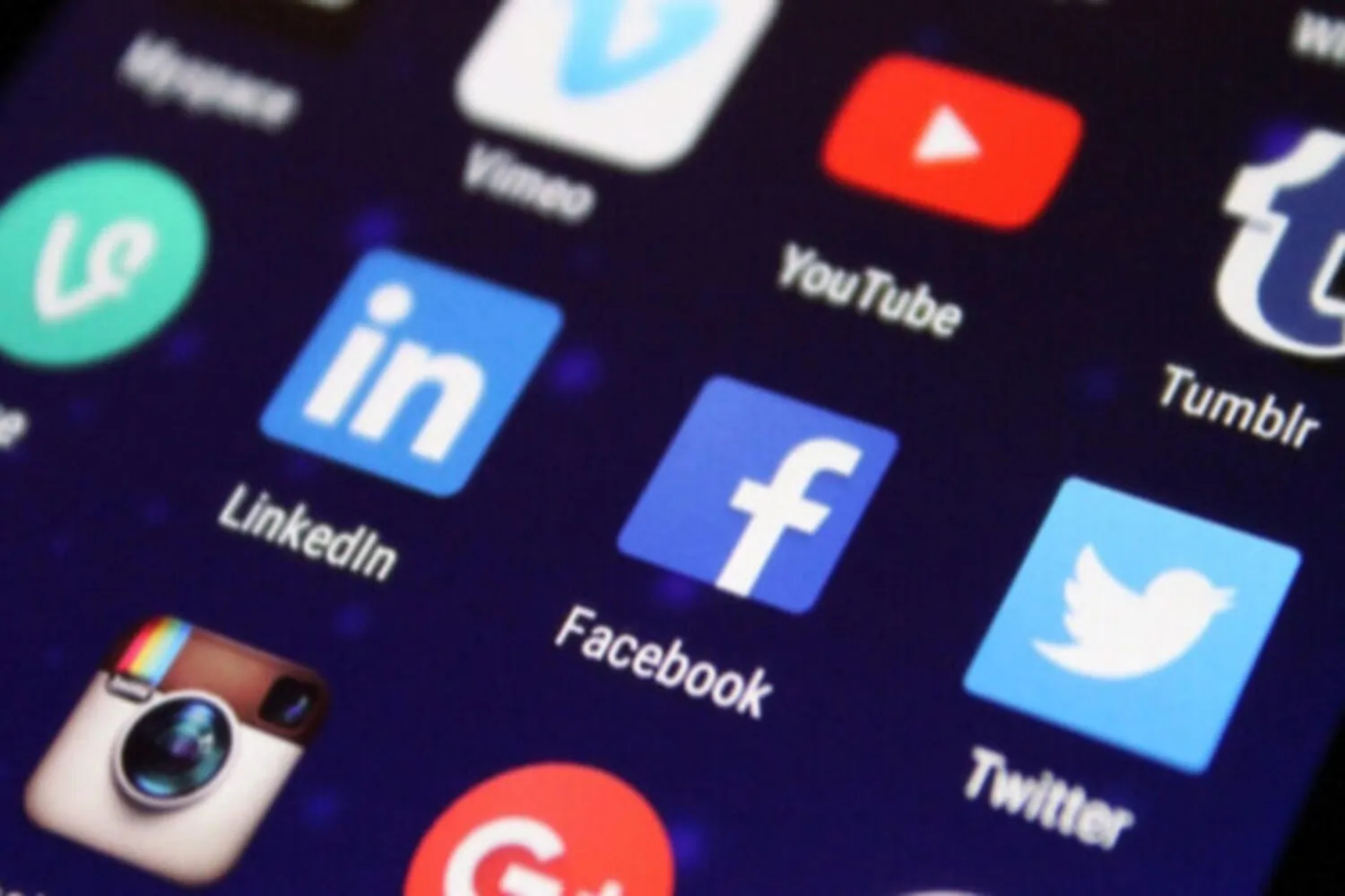 Rahasia Algoritma Media Sosial: Mengapa Konten Tertentu Selalu Viral?