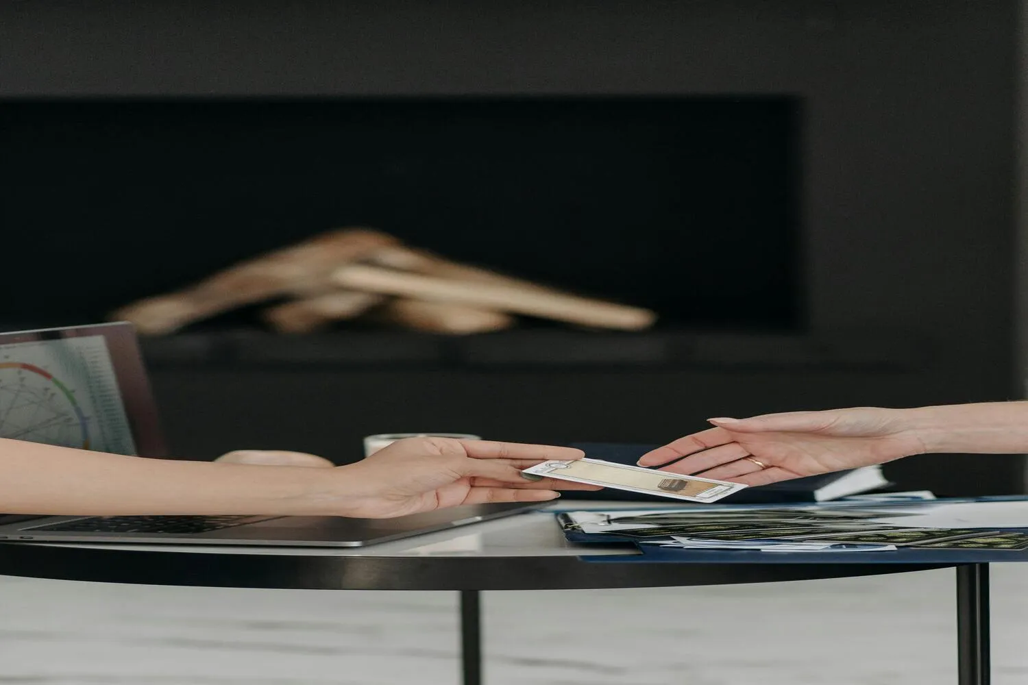 Ramalan Zodiak Hari Ini: Hubungan Diuji, Emosi Menguat!