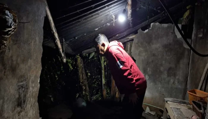 Saluran Irigasi Meluap, Rumah Warga Cianjur Jebol