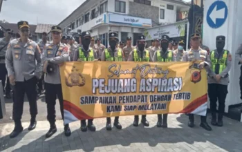 Sejuk di Tengah Terik Polwan Polres Sukabumi Kota Sambut Massa Aksi dengan Humanis