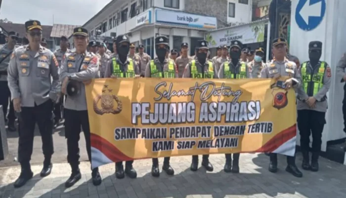 Sejuk di Tengah Terik: Polwan Polres Sukabumi Kota Sambut Massa Aksi dengan Humanis