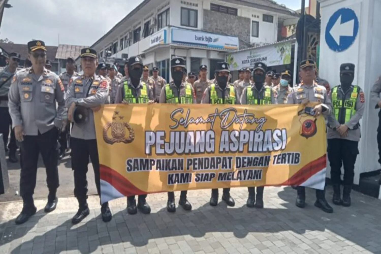 Sejuk di Tengah Terik Polwan Polres Sukabumi Kota Sambut Massa Aksi dengan Humanis