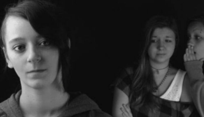 Seni Berhenti Menghakimi: Cara Hidup Lebih Tenang dan Bahagia