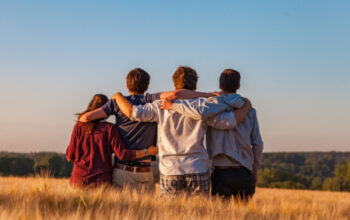 Seni Mencari Teman: Cara Elegan Jadi Magnet Sosial