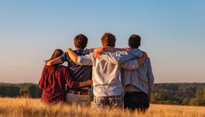 Seni Mencari Teman: Cara Elegan Jadi Magnet Sosial