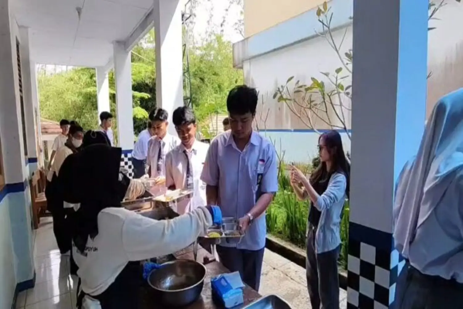 Sinergi Rasa dan Prestasi: SMAN 2 Kota Sukabumi Sanjung Inovasi Prasmanan SPPG Karamat