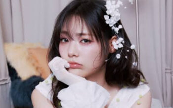 Tampil Elegan bak Boneka, QWER Siap Comeback dengan Mini Album 'Ceremony'