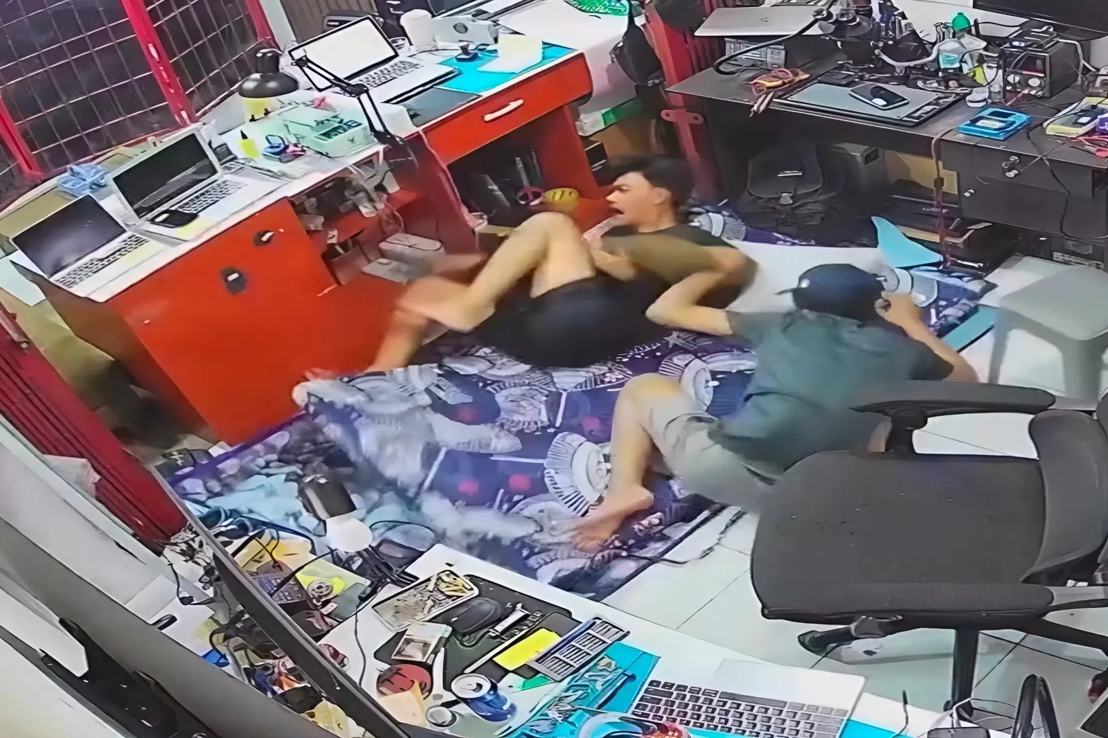 Terekam CCTV! Aksi Maling Bersenpi di Cianjur Gagal Total