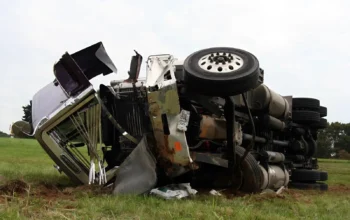 Truk Hantam Angkot di Citatah Bandung Barat, 11 Orang Terluka