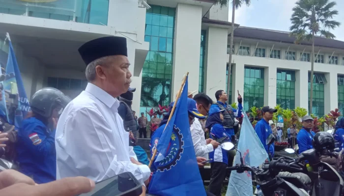 Wakil Bupati Bandung Barat Turun Langsung dalam Aksi Ribuan Buruh