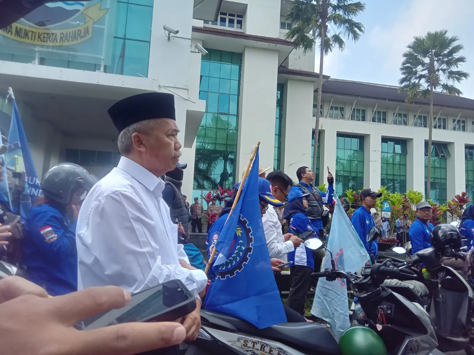 Wakil Bupati Bandung Barat Turun Langsung dalam Aksi Ribuan Buruh
