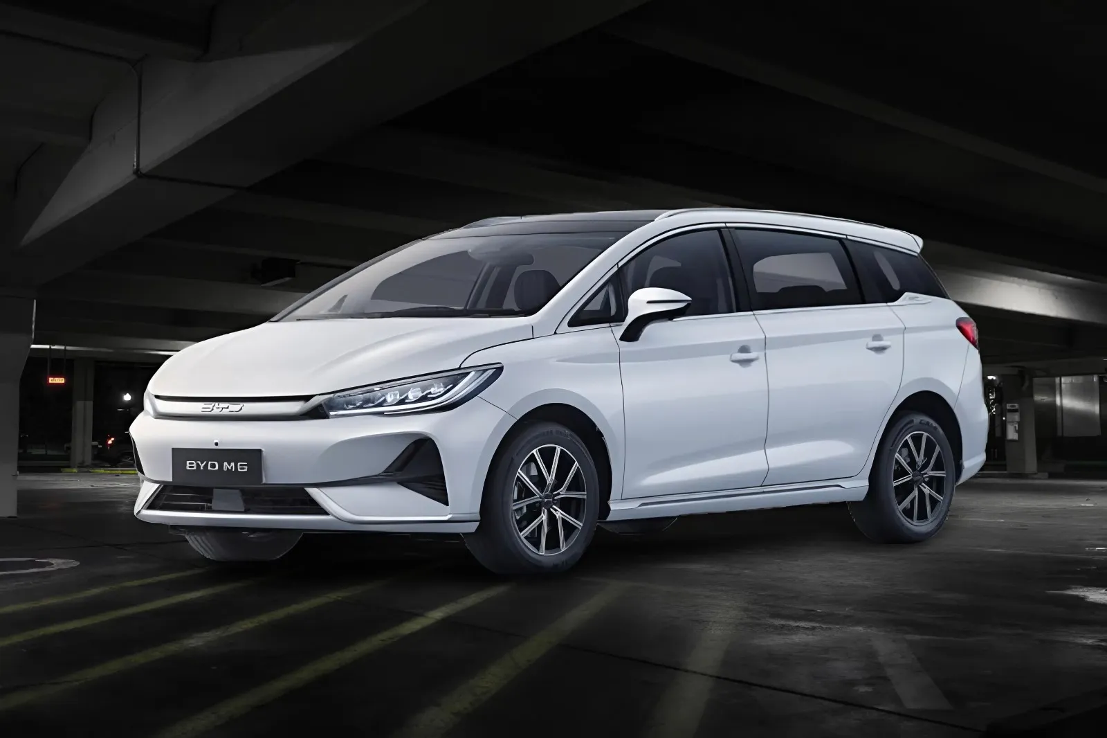 BYD M6 DM Resmi Mengaspal, Harga Diprediksi Bikin Pasar Panas