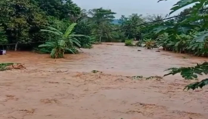 Banjir Bandang Terjang 31 Rumah di Mande Cianjur