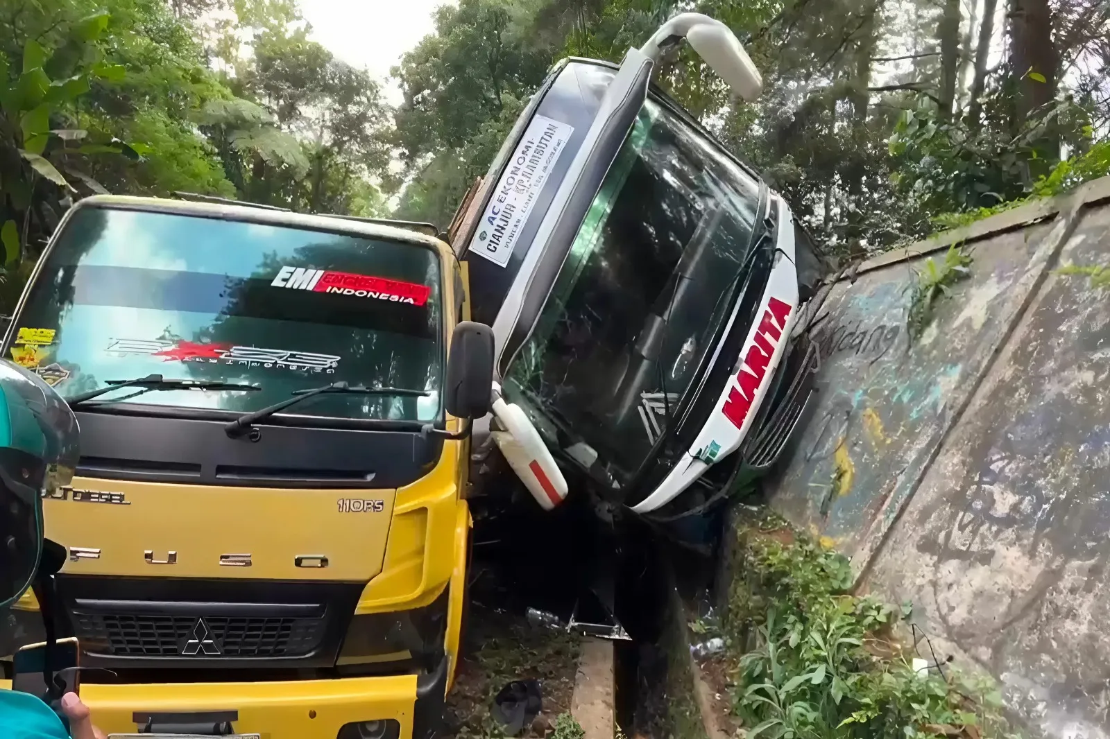 Bus Marita Jurusan Cianjur–Kampung Rambutan Kecelakaan, 20 Penumpang Luka