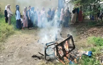 Emak-Emak Ngamuk! Tempat Diduga Transaksi Narkoba di Cianjur Dibakar