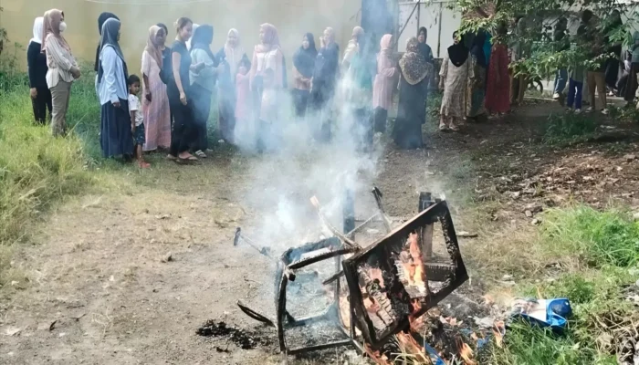 Emak-Emak Ngamuk! Tempat Diduga Transaksi Narkoba di Cianjur Dibakar