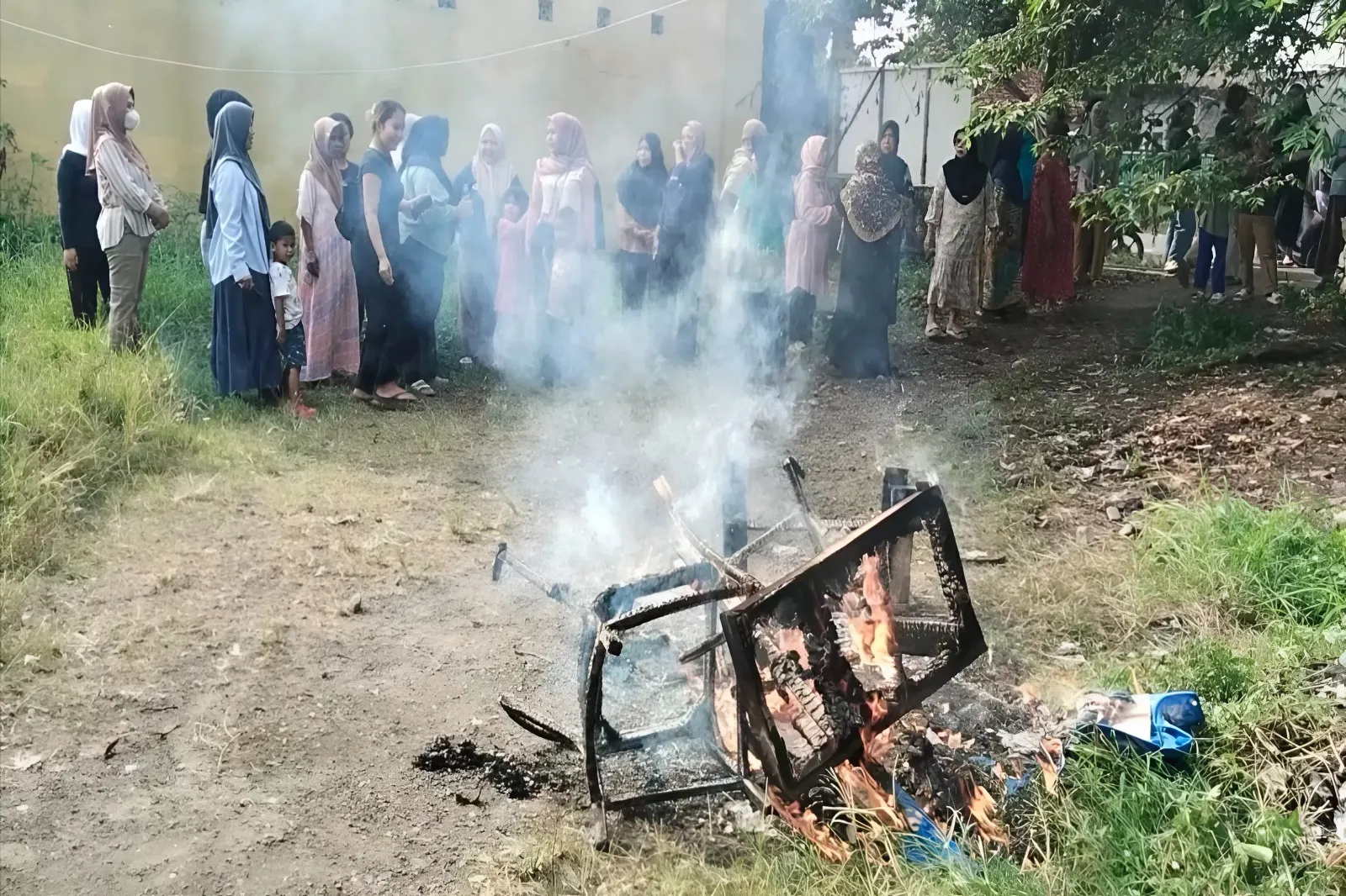 Emak-Emak Ngamuk! Tempat Diduga Transaksi Narkoba di Cianjur Dibakar