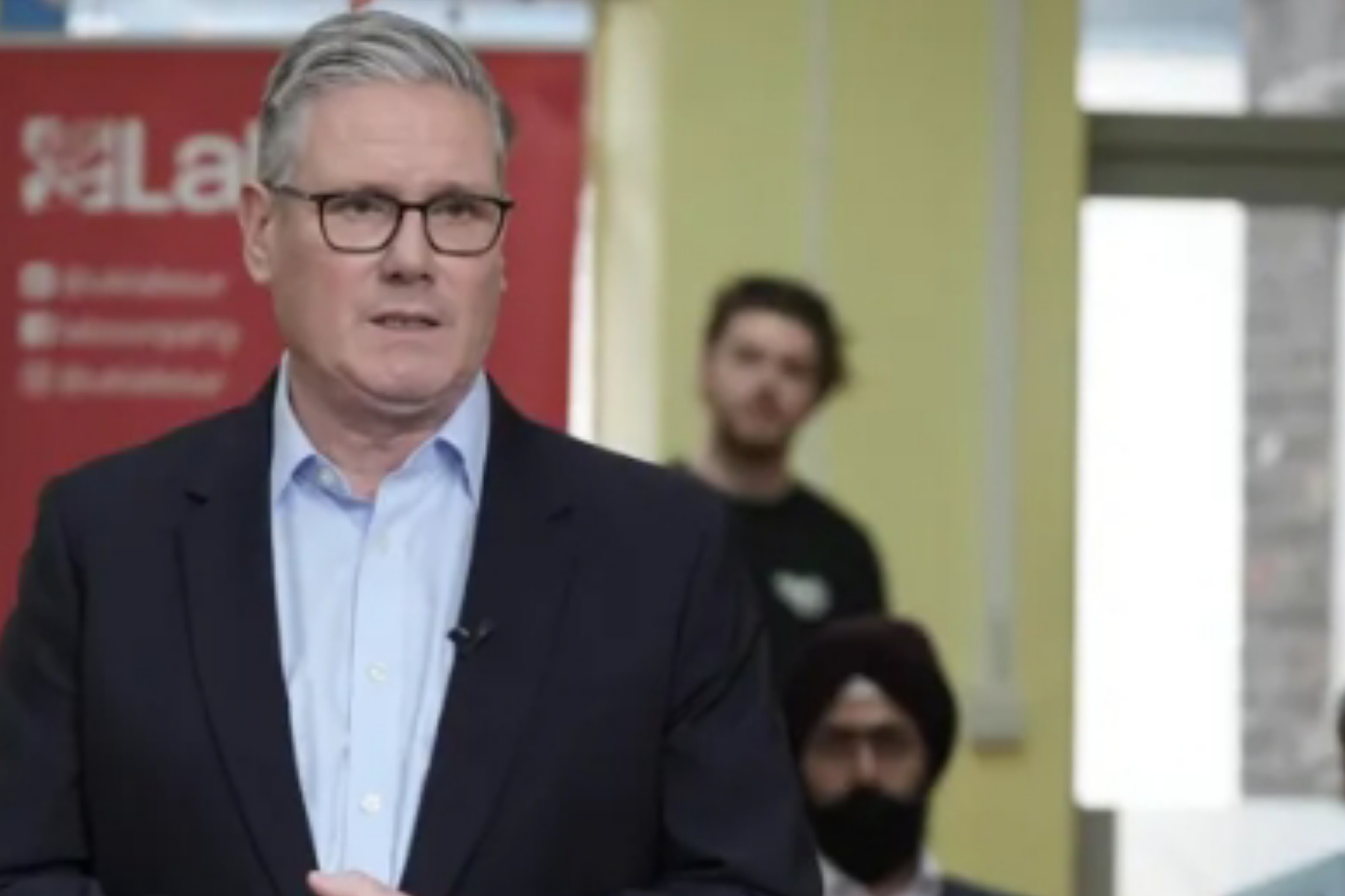 Gempa Politik Inggris: Keir Starmer Terjepit Kekalahan Telak Labour