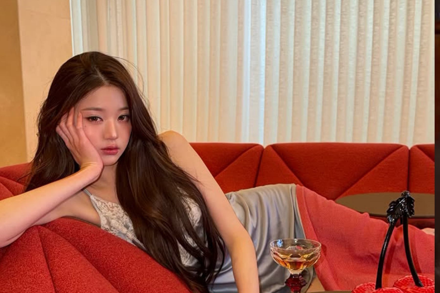 Intip Kehidupan Mewah Jang Wonyoung: Sofa Ikonik Jadi Sorotan
