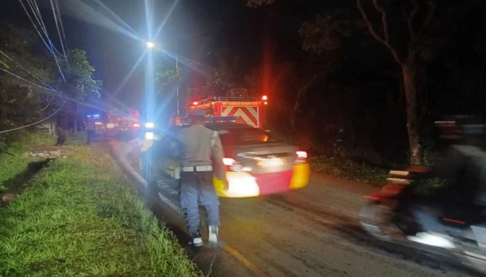 Jalan Licin di Wanayasa Purwakarta Picu Kecelakaan