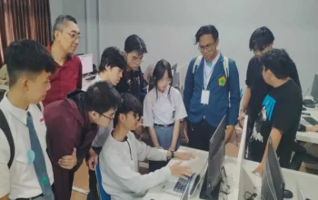 Kampus Tour di TEDC Bandung, Siswa SMA Antusias Belajar Coding dan Kimia